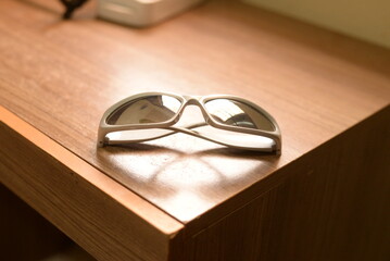 oculos juliete em cima da mesa © LuanLeonel