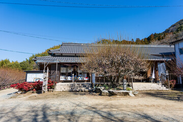 お寺の境内風景
Temple grounds scenery
日本(冬)
Japan...