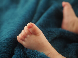 小さな幸せ：赤ちゃんの足のクローズアップ