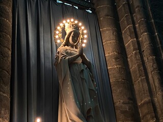 Estatua de la Virgen