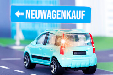 Ein Wagen und Schild Neuwagenkauf