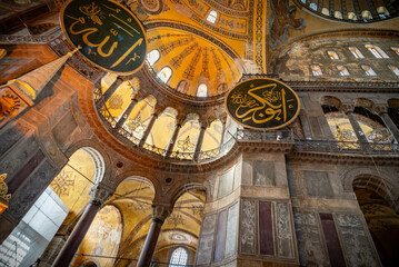 Fototapeta na wymiar Paisaje urbano típico con antiguas mezquitas en la ciudad árabe Arquitectura islámica en la estructura urbana Tradición cultural de la religión islámica en la ciudad turca