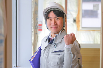 建築現場で仕事をする作業着姿の若い男性