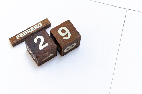 29 de Febrero. A&ntilde;o Bisiesto, d&iacute;a extra en el calendario representado con cubos de madera y fondo blanco. 