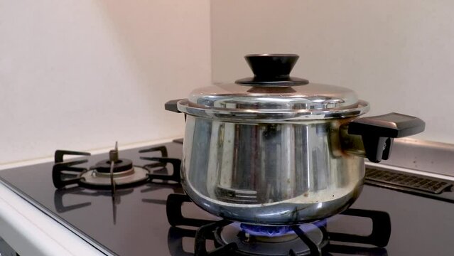 ガスコンロで加熱される金属鍋