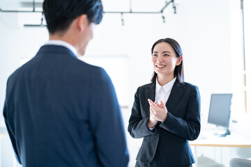 室内で話をする若いビジネスマン