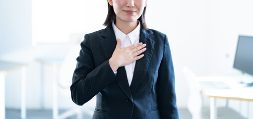 胸に手を当てる日本人女性 - obrazy, fototapety, plakaty