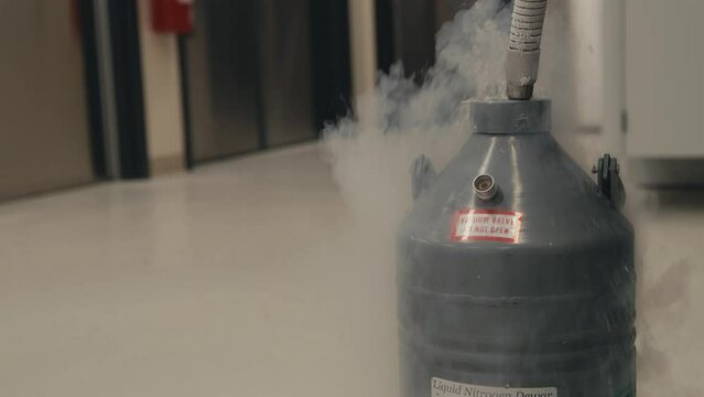 Vapor Generation During the Filling of a Liquid Nitrogen Dewar - Close Up