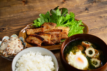 一汁二菜　豚の味噌漬け焼きと納豆