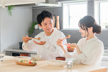 家で食事をする日本人夫婦・カップル（自炊・ミールキット・惣菜）
 - obrazy, fototapety, plakaty