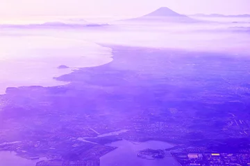 Fotobehang 航空機の機内から見た横浜市金沢区と鎌倉市エリアと富士山  © 7maru