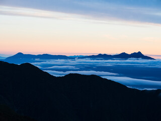 北岳から望む朝の八ヶ岳連峰