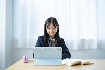 学習をする制服を着た女の子