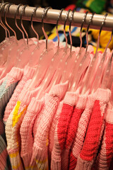 Kleidung in einem Modegeschäft