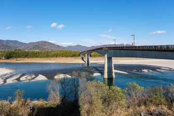 Fototapeta na wymiar 吉野川に架かる歩行者専用のふれあい橋