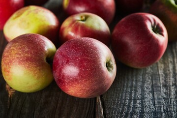 Fototapeta na wymiar ripe juicy apples brown wooden
