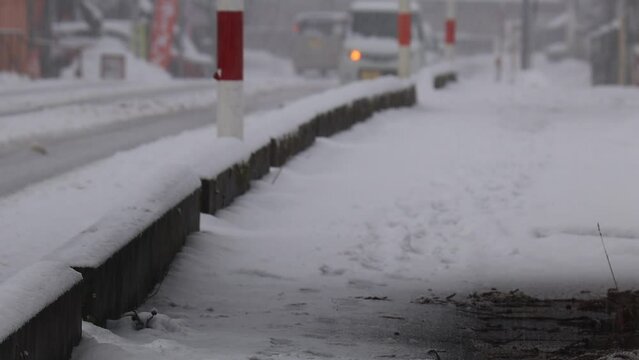雪が降る街　自動車　道路　冬の情景
