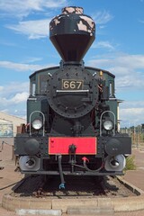 Obraz premium Front view of an old steam locomotive.