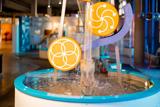 Model that shows the phenomena of physics with water in the science museum