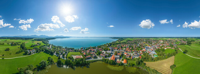 Luftaufnahme der Gemeinde Chieming in Oberbayern, 360 Grad Rundblick über die Region