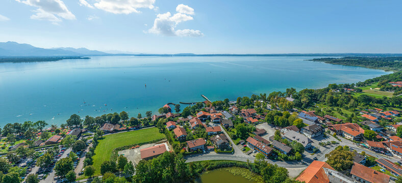 Ausblick auf Chieming am Ostufer des Chiemsee im oberbyerischen Landkreis Traunstein