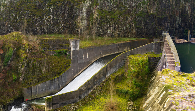 Patrimoine &eacute;nerg&eacute;tique : le barrage de Thuri&egrave;s, un h&eacute;ritage des d&eacute;buts du 20e si&egrave;cle, Pampelonne, Tarn, Occitanie, France