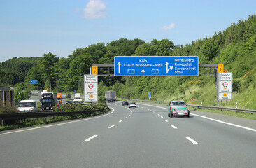 Hinweisschild auf Bundesautobahn A1, Ausfahrt Gevelsberg, Ennepetal, Sprockh&ouml;vel in Richtung K&ouml;ln
