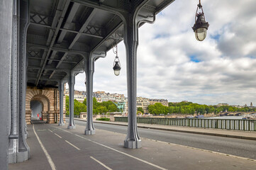 Bir-Hakeim bridge over the Seine river. Paris, France - obrazy, fototapety, plakaty