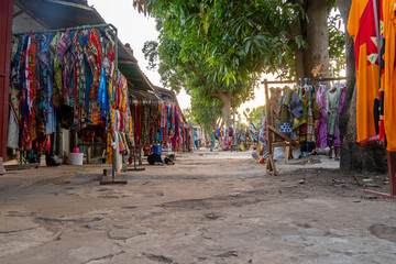 ulica targowa, Gambia, Bakau, handel, odzież, stoisko handlowe, Afryka - obrazy, fototapety, plakaty