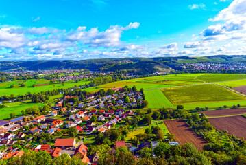 Blick von der Burg Guttenberg auf Neckarmühlbach/Haßmersheim im Neckar-Odenwald-Kreis (Baden Württemberg)