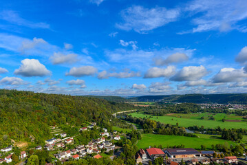 Fototapeta na wymiar Blick von der Burg Guttenberg auf Neckarmühlbach/Haßmersheim im Neckar-Odenwald-Kreis (Baden Württemberg)