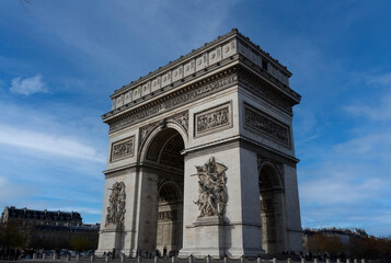 Fototapeta na wymiar Arc de Triomphe in Paris Frankreich vor blauem Himmel ohne Verkehr 