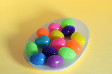 Obraz premium Colorful Easter eggs on yellow background