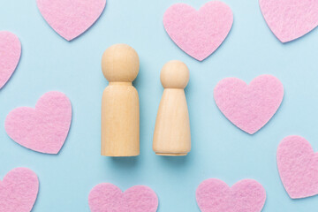 Obraz premium Wooden couple in love on color background, top view. Creative valentine's day composition