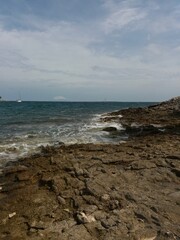 Wasser trifft auf Stein