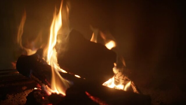 Troncos ardiendo en una chimenea, calor, concepto de confortable