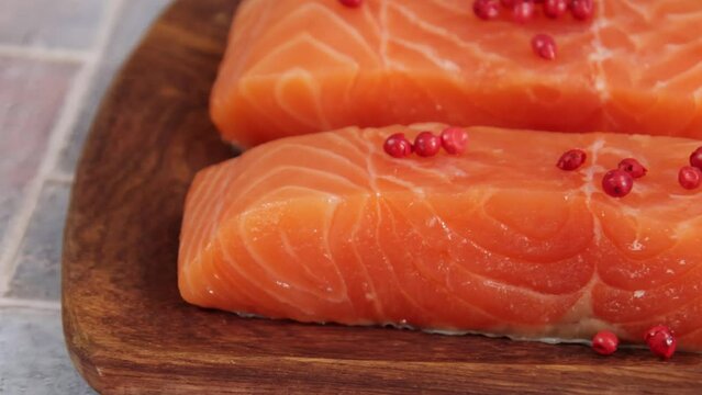 morceaux de saumon cru, en gros plan, sur une planche &agrave; d&eacute;couper	