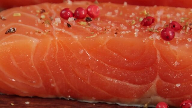 morceaux de saumon cru, en gros plan, sur une planche &agrave; d&eacute;couper	