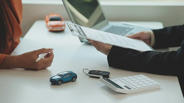 Insurance officers hand over the car keys after the tenant. have signed an auto insurance document or a lease or agreement document Buying or selling a new or used car with a car