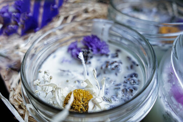 kerzen und strohblumen