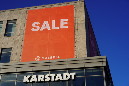 Filiale Galeria Karstadt Kaufhof mi gro&szlig;em Sale-Banner, Hermannplatz, Berlin, 09.01.2024