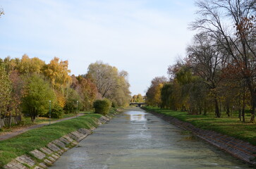 Fototapeta na wymiar river in the autumn park.