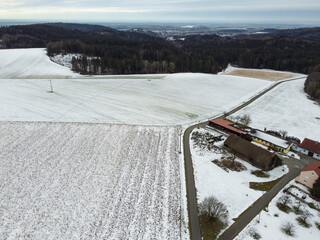 Obraz premium snowy agricultural snowy fields in bavaria