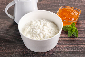 Grain curd with cream and jam