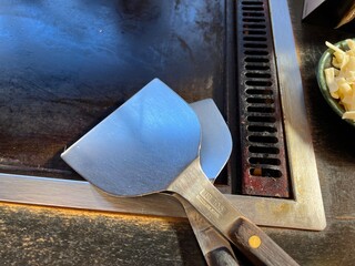 お好み焼きのヘラと鉄板