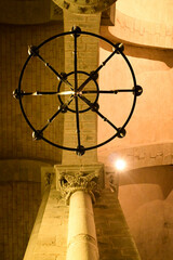 lustre d'&eacute;glise, vu d'en bas