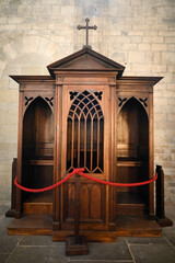 confessionnal dans une &eacute;glise