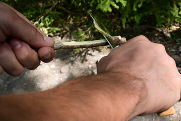 construire avec ses mains dans la nature