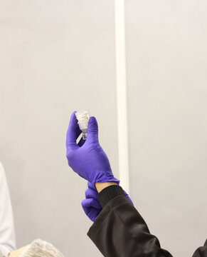 Manuzeio de enzimas, estetica, mao com luvas, esteticista, beleza