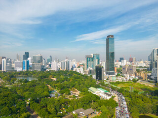 Obraz premium Aerial view of Lumphini Park backgrounded by the Silom area skyline office building business district